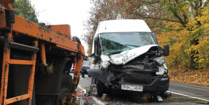 Aktuálně: Řidič dodávky usnul za volantem a narazil do vozidla údržby silnic