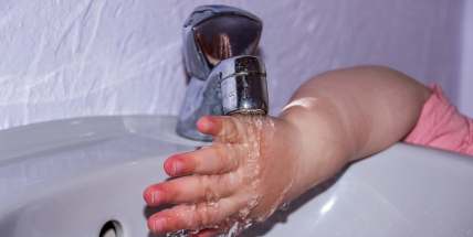 Kontrolují se hydranty, přechodně může dojít ke změně tlaku a zbarvení pitné vody