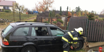 Aktuálně: Řidič BMW z místa dopravní nehody utekl,  zraněná spolucestující je v péči záchranářů