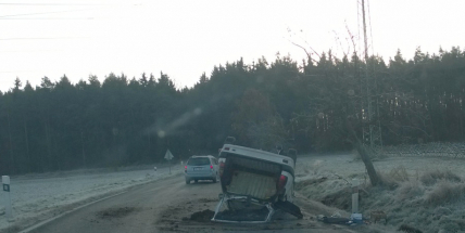 Auto za Příbramí skončilo na střeše