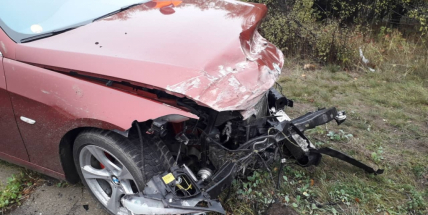 Aktuálně: BMW dostalo smyk a ukončilo jízdu mimo komunikaci