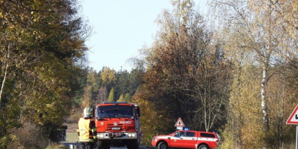 Aktuálně: U Lázu skončilo auto v příkopu