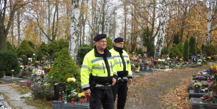 Strážníci zesílili hlídky na hřbitovech