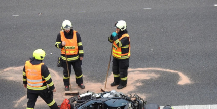 Aktuálně: Náraz motorkáře do svodidel povolal záchranné složky na dálnici D4