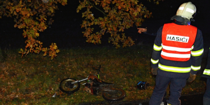 Zraněného motocyklistu s batohem konopí nalezla posádka projíždějícího auta