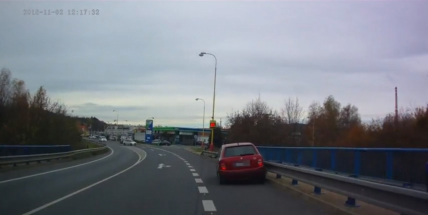 Nehoda v přímém přenosu: Nový radar na Evropské přitahuje pozornost řidičů, ale i aut samotných