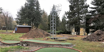 Adventure golfu vévodí těžní věž