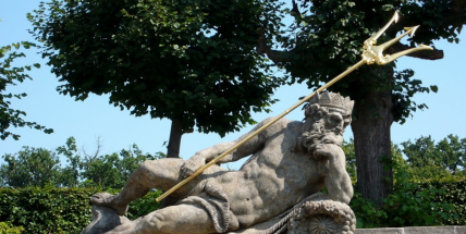 Neznámý vandal poškodil sochu v parku na Dobříši