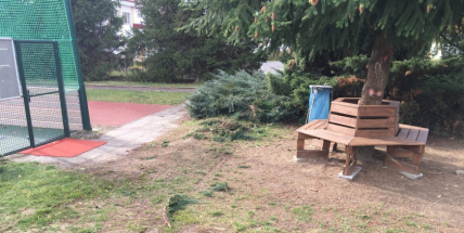 Projel plotem na pozemek školy