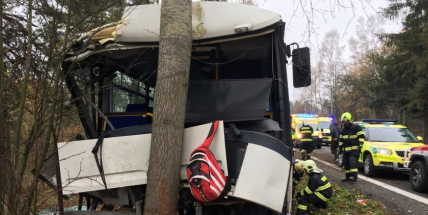 Aktuálně: Na Příbramsku narazil autobus do stromu, na místě je větší počet zraněných