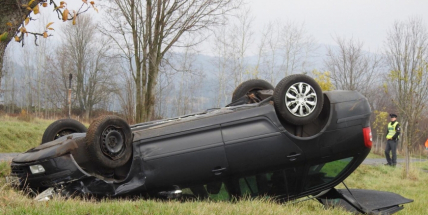 Aktuálně: Po střetu dvou vozidel skončila Octavia na střeše