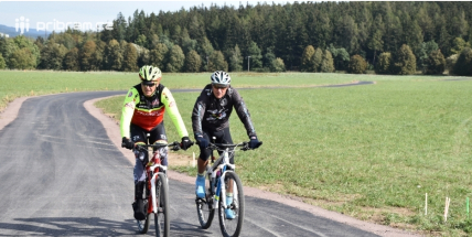 Nová cyklostezka je plná lidí. Přináší to radost i obavy