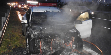 Aktuálně: Hasiči likvidují požár vozidla, dálnice D4 ve směru na Prahu byla uzavřena