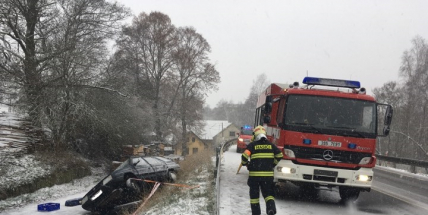 Při dopravní nehodě u Rožmitálu skončilo vozidlo ve svahu