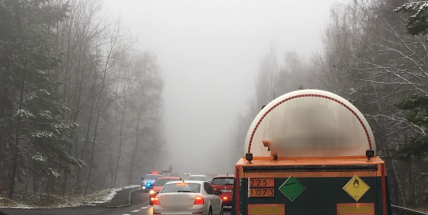 Aktuálně: Havárie cisterny a osobního vozu  zablokovala jízdní pruh u Jesenice