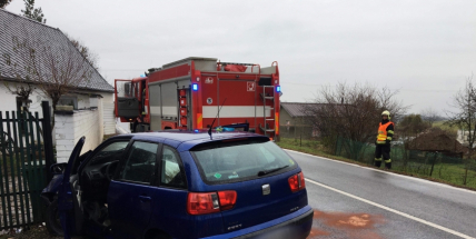 Aktuálně: Náraz automobilu do plotu si vyžádal zranění řidičky