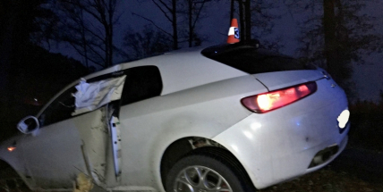 Řidič svou jízdu ukončil přeražením sloupu