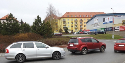 Aktuálně: Nehoda dvou vozidel komplikuje provoz na kruhovém objezdu u Alberta