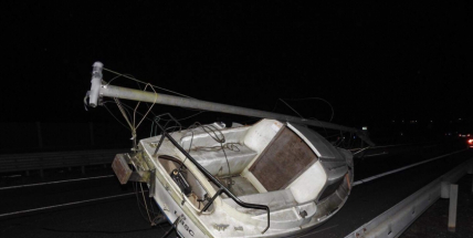 Aktuálně: Na dálnici blokuje jízdní pruh jachta