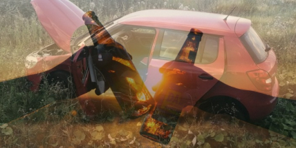 Bez řidičáku usedl za volant, vůz zničil a okradli spící ženu