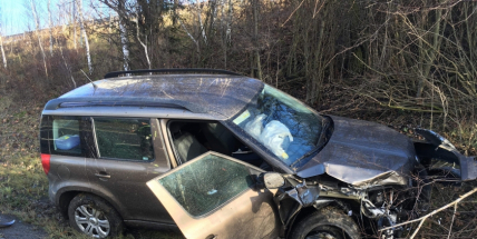 Aktuálně: Po střetu dvou vozidel skončilo jedno mimo komunikaci