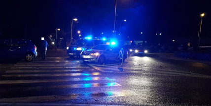 Aktuálně: Střet osobního vozu s chodcem komplikuje dopravu na kruhovém objezdu u Školní ulice