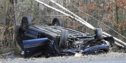 Aktuálně: Převrácené vozidlo na střechu komplikuje dopravu na Příbramsku