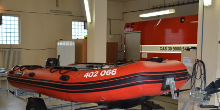 Profesionální hasiči z Dobříše dostali nový přívěs pro záchranný člun