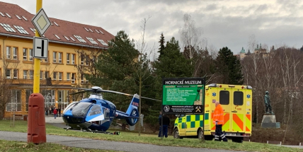 Aktuálně: Po pádu dítěte z okna byl přivolán záchranářský vrtulník