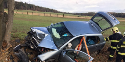 Aktuálně: Po nárazu Fabie do stromu hasiči uzavřeli obousměrně silnici na Příbramsku