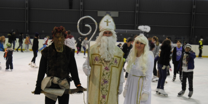 Mikuláš s andělem nadělovali sladkosti na ledě, zatímco čert proháněl bruslaře