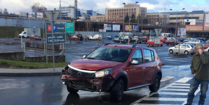 Aktuálně: U Kauflandu došlo ke srážce dvou vozů