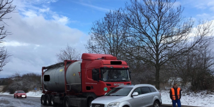 Aktuálně: Na Příbramsku se srazil osobní automobil s nákladním vozem