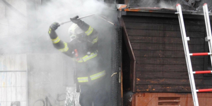 Aktuálně: Hasiči zasahují u požáru dřevěné budovy, uvnitř se nachází tlaková lahev!