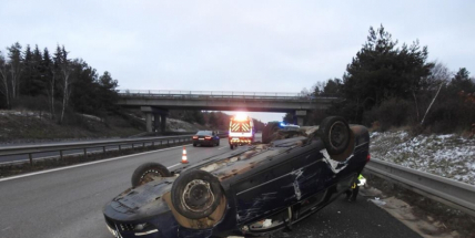 Aktuálně: Osobní auto narazilo do autobusu, skončilo převrácené na střeše