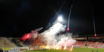 Aktuálně: Stadion na Litavce se proměnil ve válečnou zónu - přijela Sparta