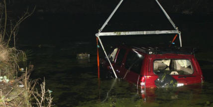 Auto skončilo v rybníce