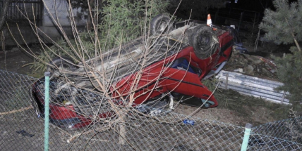 Aktuálně: Citroën vyletěl mimo komunikaci a skončil na střeše. Po řidiči pátrá policejní psovod