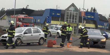 Aktuálně: Střet dvou vozidel omezuje provoz na Dobříši