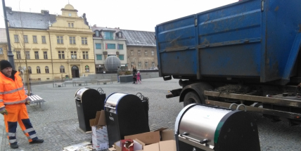 Na jedné straně adventní výzdoba, na druhé pak odpady