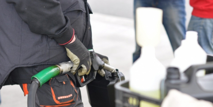 Ceny benzinu a nafty ve středních Čechách znovu zlevnily