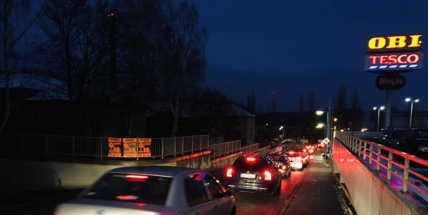 Až půl hodiny v koloně při výjezdu z obchodního centra. Přednost zprava? Zapomeňte