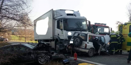 Aktuálně: Po střetu tří vozidel policisté uzavřeli silnici. Na pomoc byl povolán vrtulník