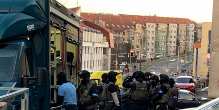 Obrazem: Proti ozbrojenému útočníkovi zasahoval Útvar rychlého nasazení