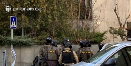 Policie začala stíhat muže kvůli přepadení příbramské banky