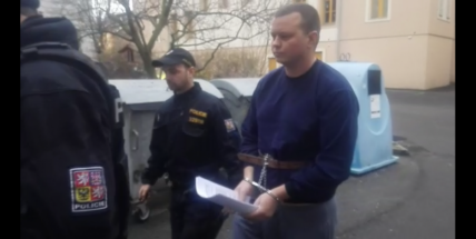 Video: Soud poslal obviněného muže z přepadení banky do vazby