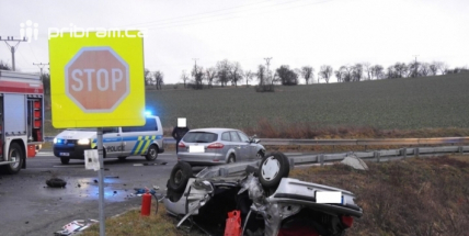 Účastník vážné dopravní nehody nevlastní řidičák a auto nemělo platnou technickou