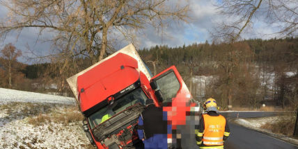 Aktuálně: Silný vítr a sníh komplikuje dopravu, u Hluboše skončil nákladní vůz v příkopu