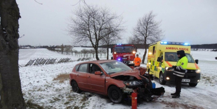 Aktuálně: Namrzlá vozovka pokrytá sněhem komplikuje dopravu na Příbramsku. Stav sledujeme ON-LINE