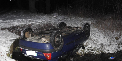 Aktuálně: Auto na střeše mimo silnici zalarmovalo záchranné složky